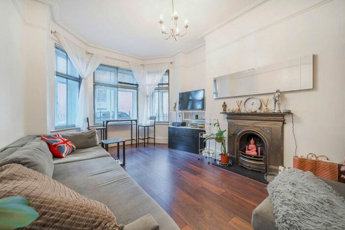 2 Bedroom Flat To Rent In South Lambeth Road, Vauxhall, London, SW8
