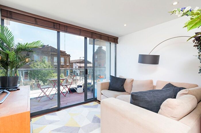 2 Bedroom Flat For Sale In Richmond Road, London, E8