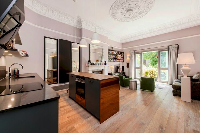 2 Bedroom Flat To Rent In Belsize Park Gardens, Belsize Park, NW3
