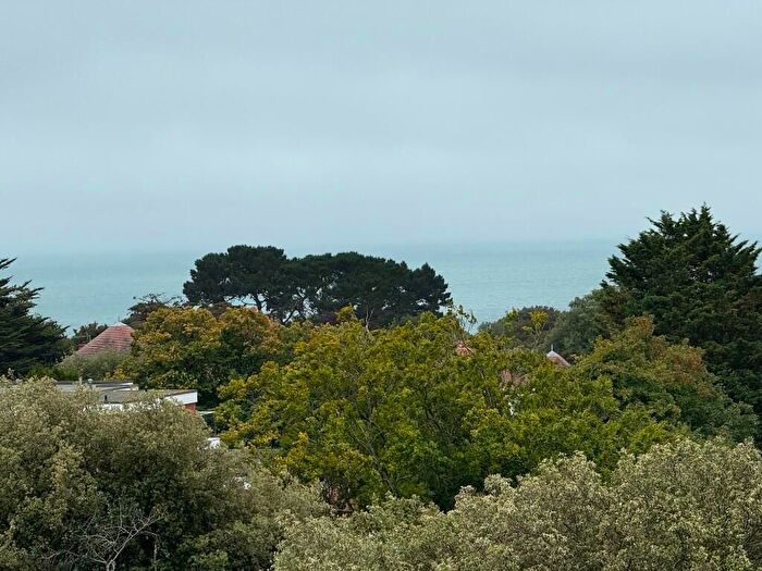 2 Bedroom Flat For Sale In West Cliff Road, Bournemouth, BH4