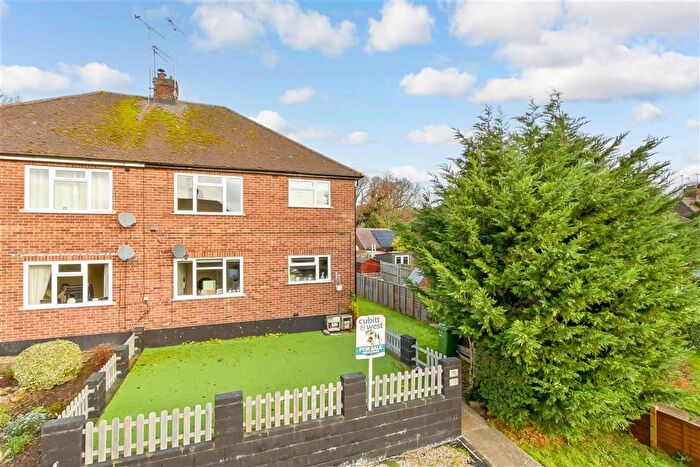 2 Bedroom Maisonette For Sale In Ryebridge Close, Leatherhead, Surrey, KT22