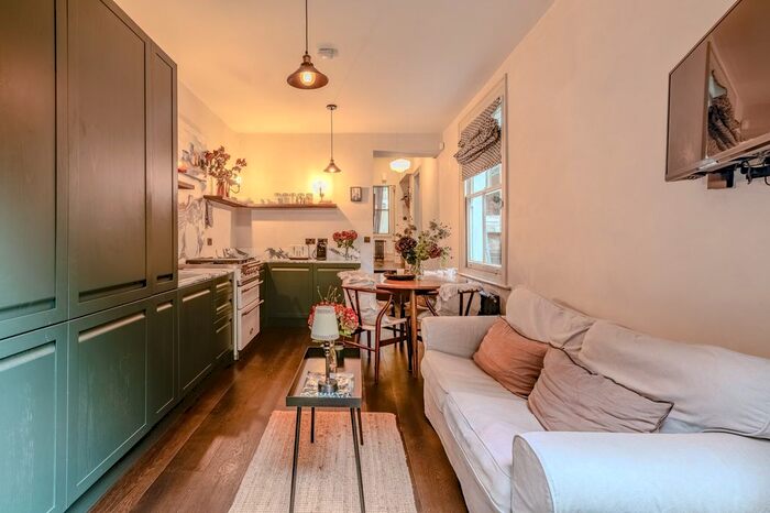 2 Bedroom Flat To Rent In Westwick Gardens, Shepherds Bush, London, W14