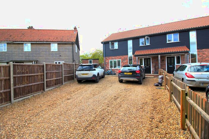 4 Bedroom Semi-Detached House To Rent In Sutton Crescent, Norwich, NR13