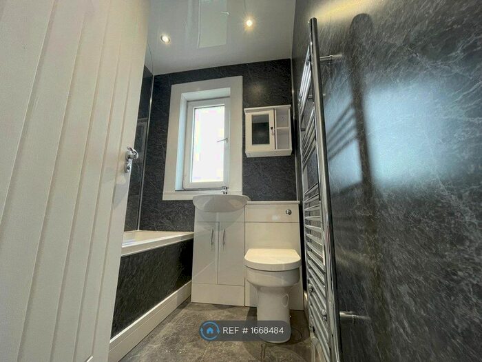 2 Bedroom Flat To Rent In Mansfield Avenue, Sauchie, Alloa, FK10