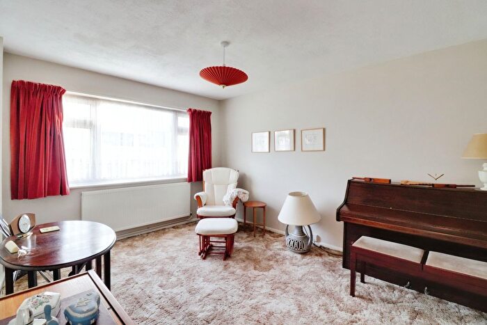 3 Bedroom Chalet For Sale In Downer Road, Benfleet, SS7