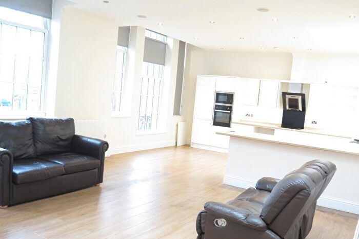3 Bedroom Penthouse To Rent In Ferensway, Hull, HU2