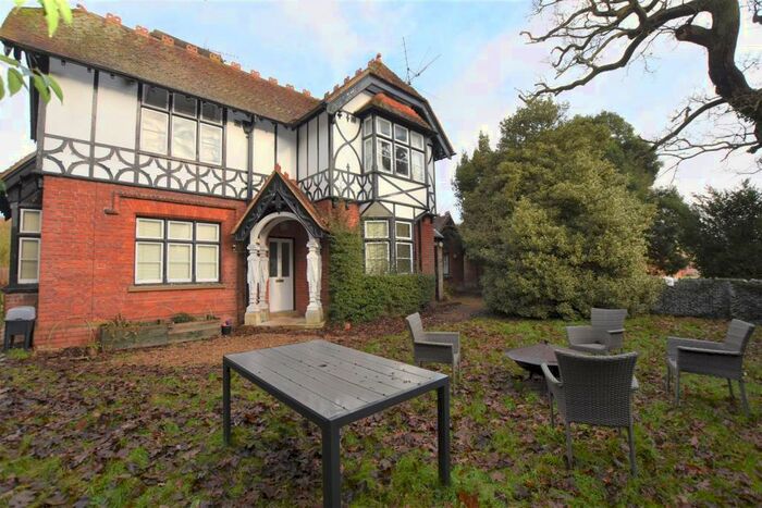 2 Bedroom Flat To Rent In Flat Garden House, RG9