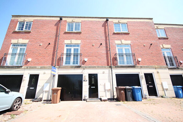 4 Bedroom Town House To Rent In Lavinia Court - Available Now, DE73