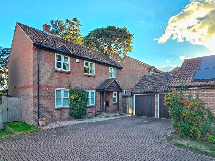 4 Bedroom Detached House For Sale In The Cloisters, Ampthill, Bedford, MK45