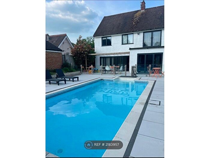 5 Bedroom Detached House To Rent In Coronation Road, Yateley, GU46