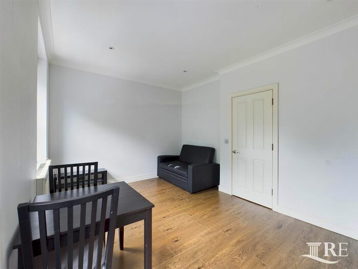 1 Bedroom Flat To Rent In Wellington Terrace, Notting Hill Gate, London, W2