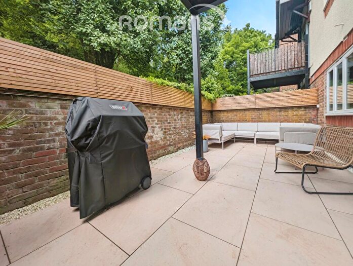 2 Bedroom Apartment To Rent In Holly Place, HP11