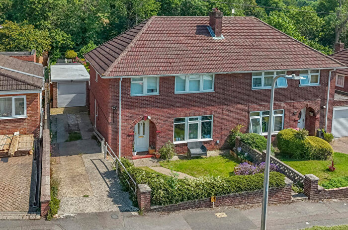 3 Bedroom Semi Detached House For Sale In Winton Road, Reading, Berkshire, RG2