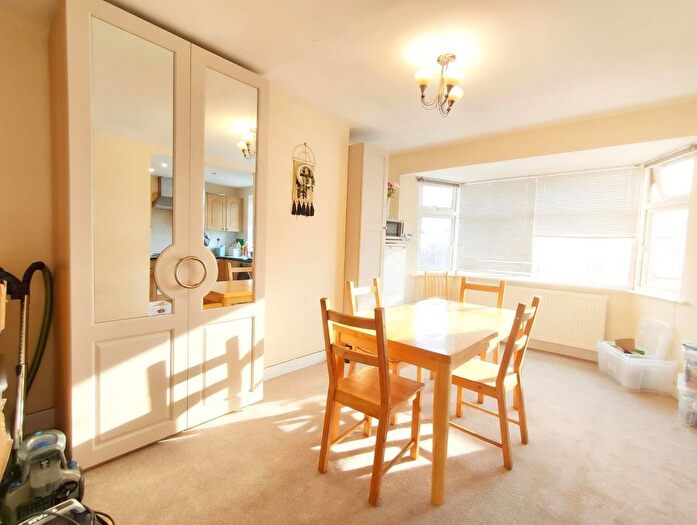 3 Bedroom Flat To Rent In Cleveland Gardens, Cricklewood, London, NW2