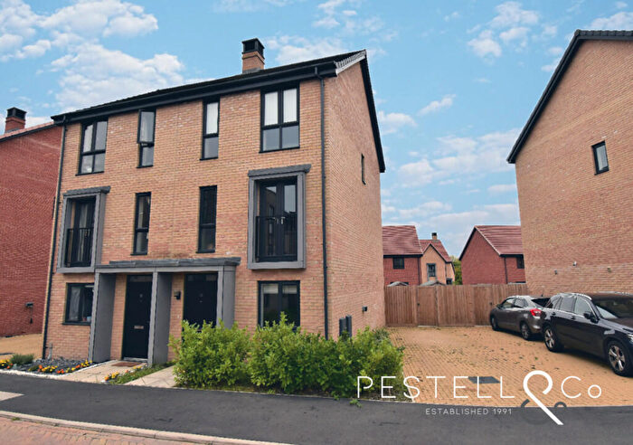 3 Bedroom Town House For Sale In Athenian Drive, Bishop's Stortford, CM23
