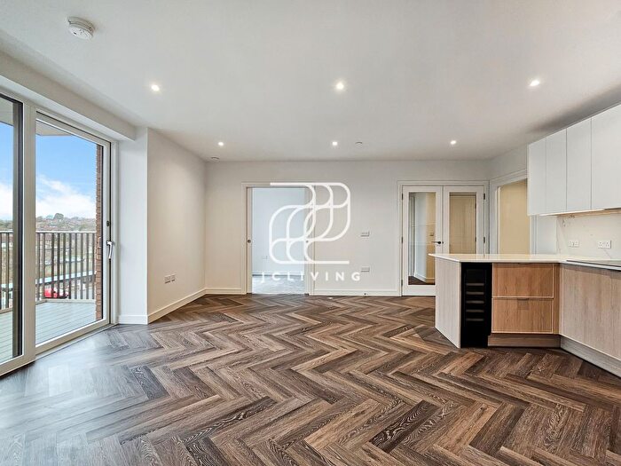 3 Bedroom Flat To Rent In Henshaw Parade, The Hyde, NW9