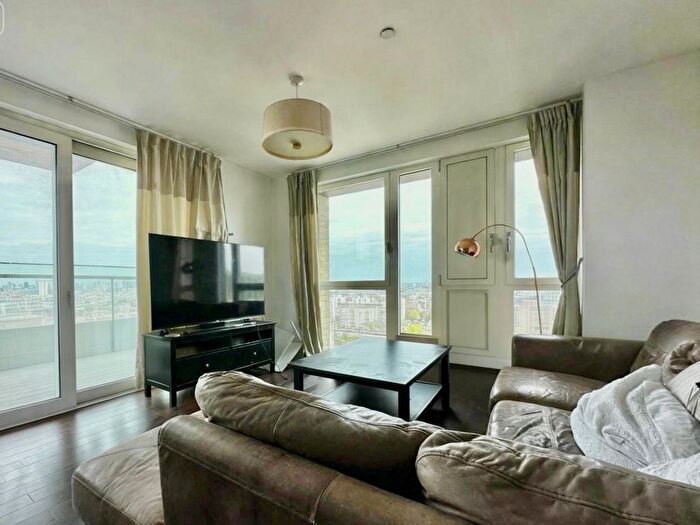 3 Bedroom Flat To Rent In Jefferson Plaza, London, E3
