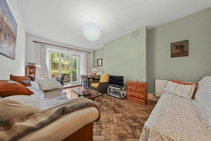 2 Bedroom Flat To Rent In Elgin Crescent, Notting Hill, W11