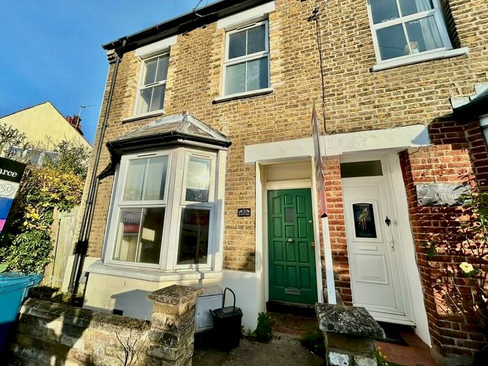 4 Bedroom Cottage To Rent In The Chase, Pinner, HA5