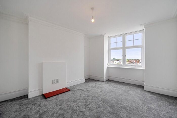 3 Bedroom Flat To Rent In Lower Richmond Road, Putney, London, SW15