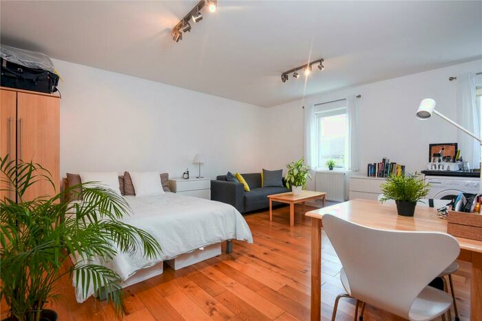 Flat To Rent In New Concorde Apartments, Webster Road, SE16