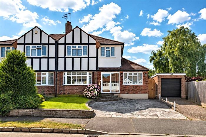 3 Bedroom Cottage For Sale In Purlieu Way, Theydon Bois, CM16