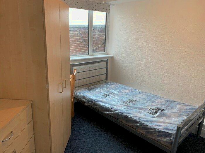 Studio To Rent In High Road, London, N20