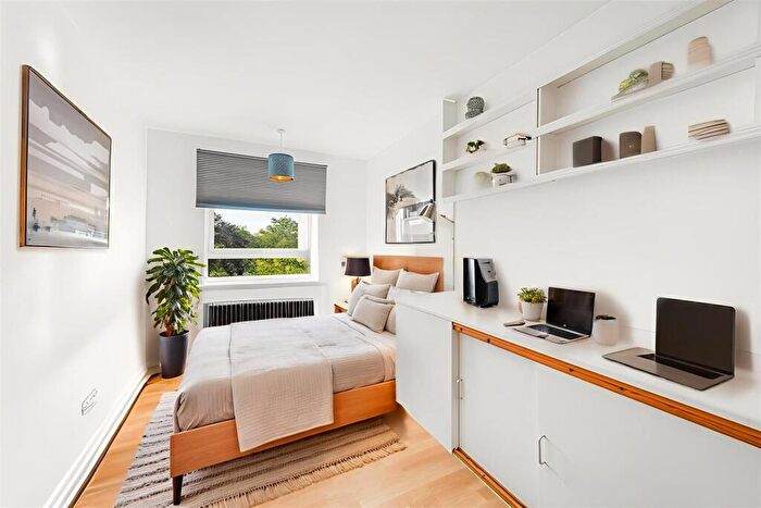2 Bedroom Apartment For Sale In Basinghall Gardens, Sutton, SM2
