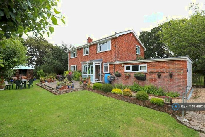 4 Bedroom Detached House To Rent In Manor Road, Milford On Sea, Lymington, SO41