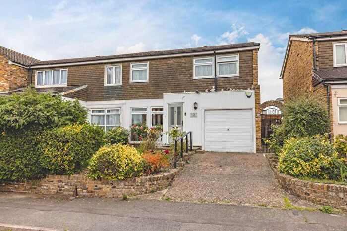 3 Bedroom Semi-Detached House For Sale In Vantage Road, Slough, SL1