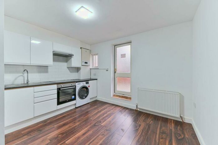 3 Bedroom Flat To Rent In High Street, Purley, CR8