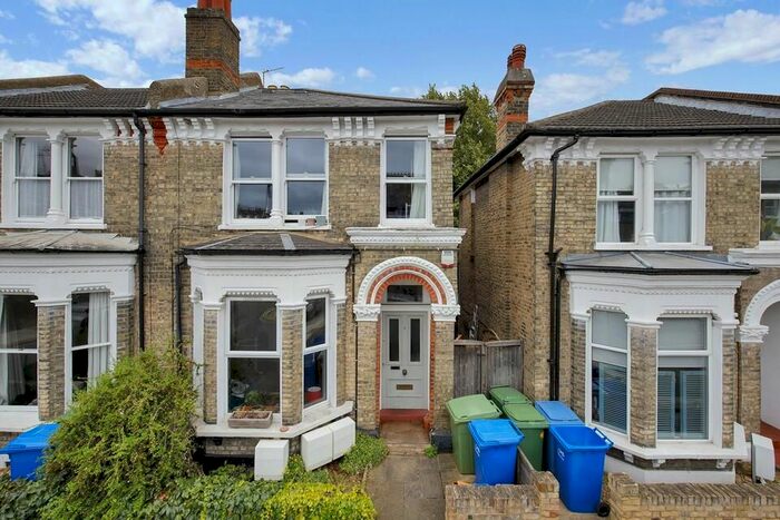 1 Bedroom Flat To Rent In Kelmore Grove, East Dulwich, London, SE22