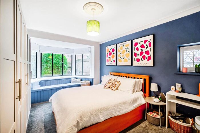 2 Bedroom Flat For Sale In Forest Court, Snaresbrook, E11