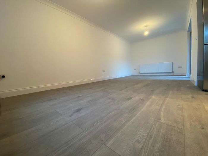 1 Bedroom Bungalow To Rent In Bourn Avenue, Uxbridge, UB8