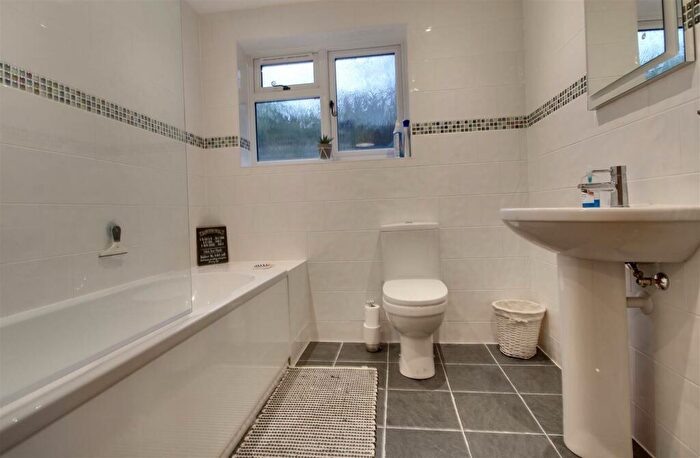 3 Bedroom Detached House To Rent In Holly Lane, Pilley, Lymington, SO41