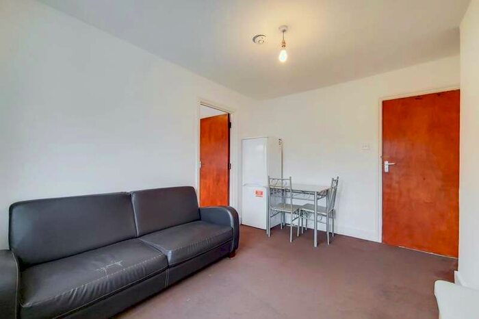 2 Bedroom Maisonette Flat To Rent In Tanner Street, Ilford, IG11