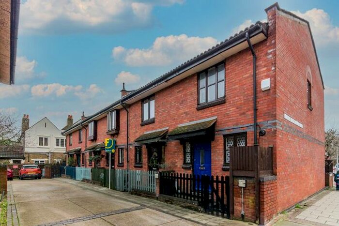 2 Bedroom Mews To Rent In Brudenell Road, Tooting, London, SW17