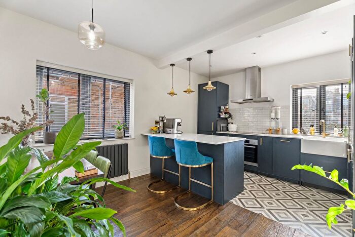 2 Bedroom Maisonette For Sale In Aylmer Road, Wendell Park, W12