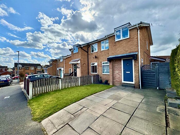 4 Bedroom Semi-Detached House For Sale In Snailsden Way, Staincross, Barnsley, S75