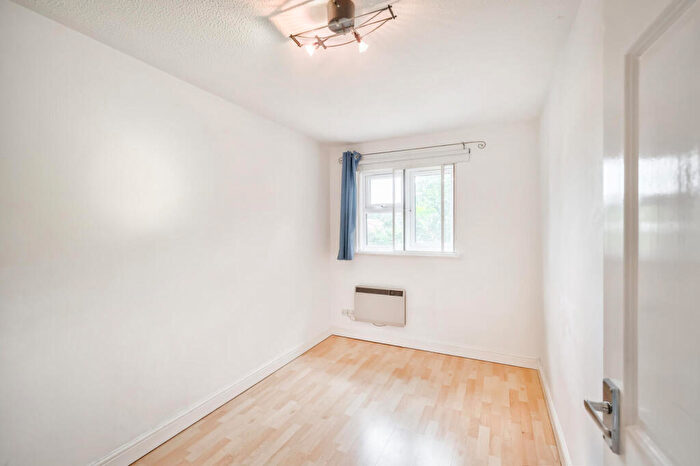 2 Bedroom Apartment To Rent In Falcon Way, Wanstead, E11
