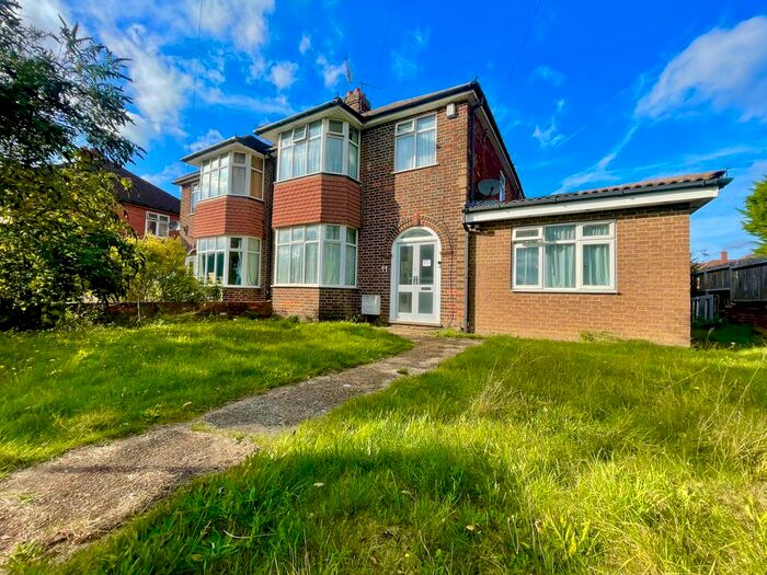 4 Bedroom Semi-Detached House To Rent In Barnfield Avenue, Luton, LU2