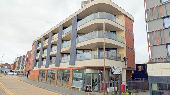 2 Bedroom Apartment To Rent In Drovers Way, St Albans, Hertfordshire, AL3