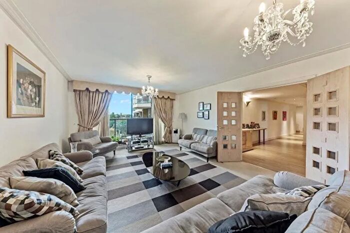 3 Bedroom Flat For Sale In Blythe Road, London, W14