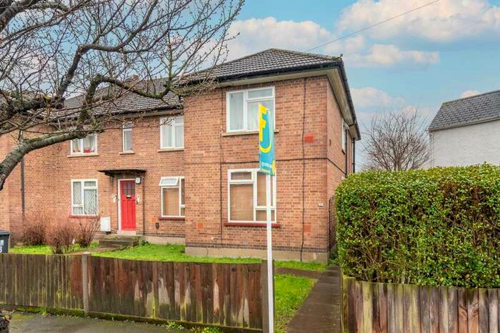 3 Bedroom Flat To Rent In Canada Crescent, Acton, W3