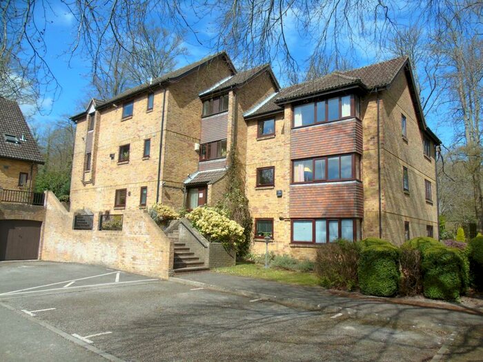 3 Bedroom Flat To Rent In Monmouth Square, Winchester, SO22