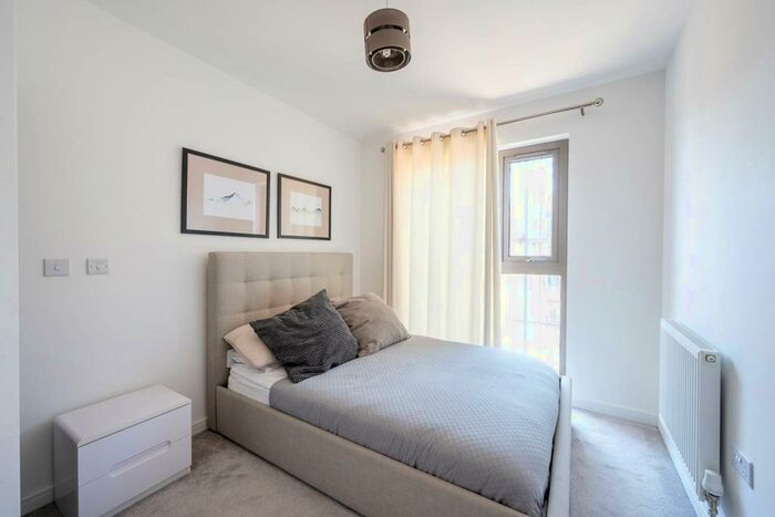 2 Bedroom Flat To Rent In Walnut Tree Close, Guildford, GU1