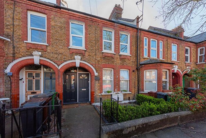 2 Bedroom Maisonette For Sale In Brettenham Road, Walthamstow, E17