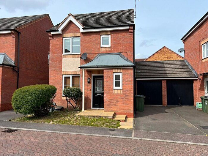 3 Bedroom Link Detached House To Rent In Field Close, Braunstone, LE3