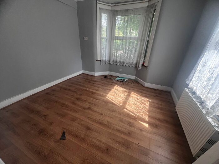 4 Bedroom Semi-Detached House To Rent In Winns Avenue, Walthamstow, E17