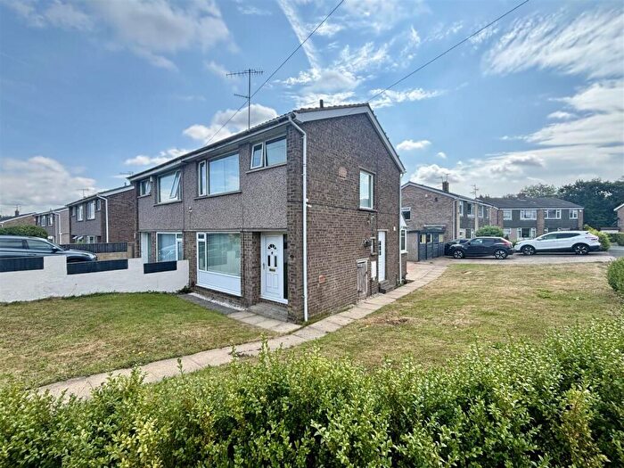 3 Bedroom Semi-Detached House For Sale In Middlebrook Way, Bradford, BD8